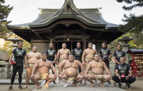   Vorbereitung im japanischen Stil: Sir Ben Ainslies Team Land Rover BAR traf sich vor dem Finale der America's-Cup-Weltserie mit Sumo-Kämpfern