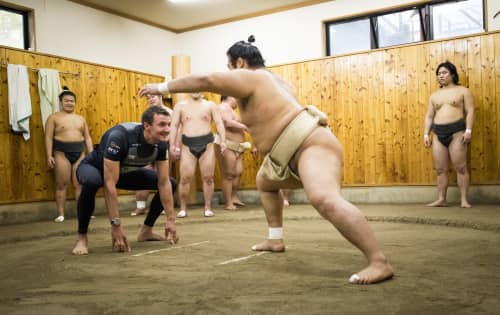   Noch sieht Finn-Dinghy-Olympiasieger Giles Scott gut aus im Duell mit dem japanischen Sumo-Ringer, doch kurze Zeit später wird er einfach von der Matte geschoben