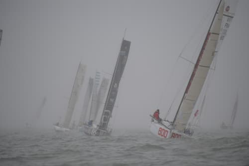   Nieselregen und Nebel zum Start der 1350 Seemeilen langen Einhand-Nonstop-Strecke