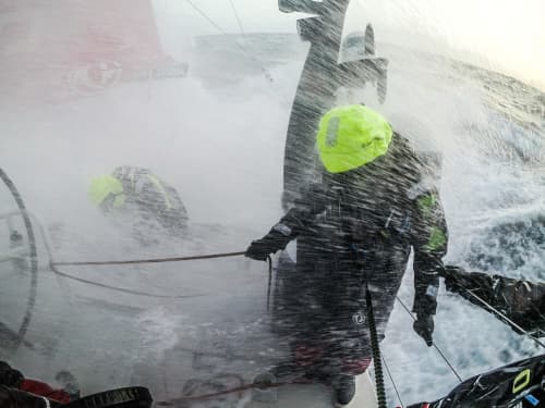   Schlechte Sicht, brutale Segelbedingungen im Southern-Ocean-Sturm: die Spitzenreiter auf "Dongfeng"