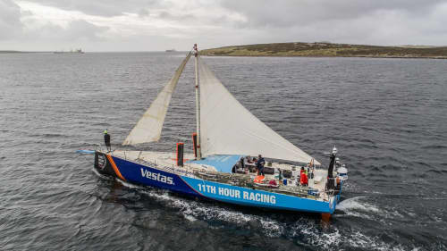   Vestas 11th Hour Racing segelt unter Jury-Rigg nach Itajaí. Das temporäre Ersatz-Rigg soll das Boot stabilisieren. Für das Team zählt jede Stunde, denn das Boot wird erst wenige Tage vor dem Neustart im brasilianischen Etappenhafen eintreffen
