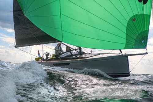   Rumpflänge 9,75 m; Breite 2,85 m; Gewicht 2,85 t; Preis 166.000 Euro