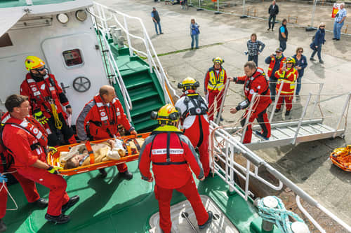Der Albtraum: Die Seenotretter müssen kommen und ein ver­letztes Crewmitglied abbergen