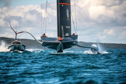 Das britische Team INEOS Britannia wird von mehreren Motorbooten verfolgt