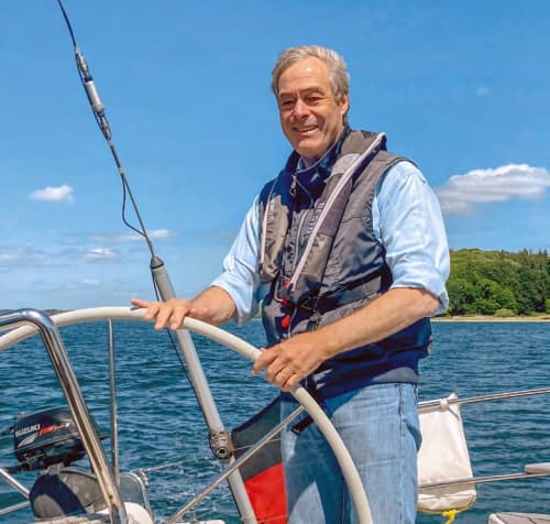   Ingo Kramer am Steuer seiner Segelyacht