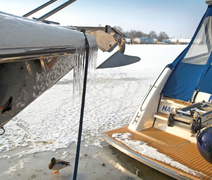   Eiszeit: Bleibt das Boot im Wasser? Wenn ja, gibt es Einiges zu beachten.