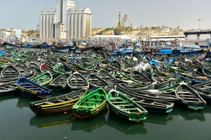 Boote und Trawler im Fischereihafen von Safi