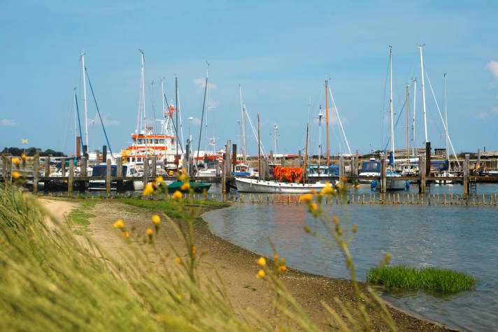 Der Seezeichenhafen von Wittdün auf Amrum mit den Stegen des Yachtclubs