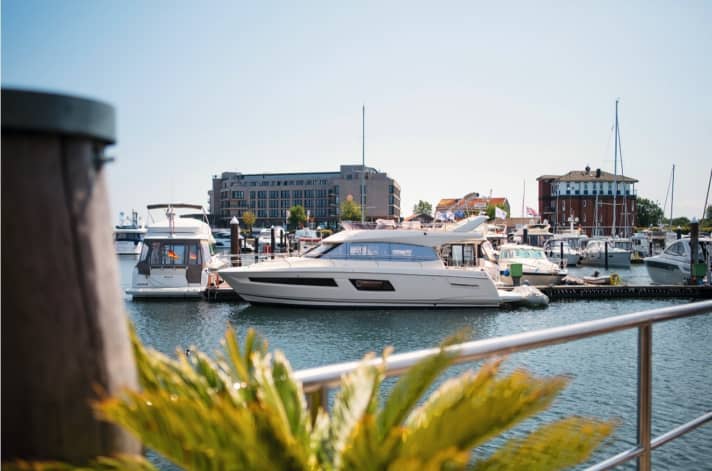   Der größte Yachthafen ist die Ancora Marina in Neustadt. 1400 Liegeplätze stehen hier für Boote und Yachten aller Größen zur Verfügung