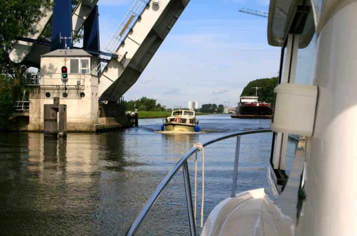   Niederlande: Mit dem Boot unterwegs in der Provinz Groningen.