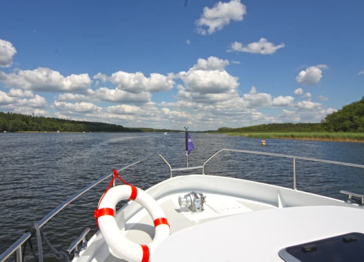   Urlaubsstimmung: Charterboot auf dem Jabelschen See in Mecklenburg-Vorpommern.