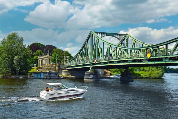   Die Glienicker Brücke in Potsdam war Schauplatz spektakulärer Austausche von Agenten beider Militärblöcke