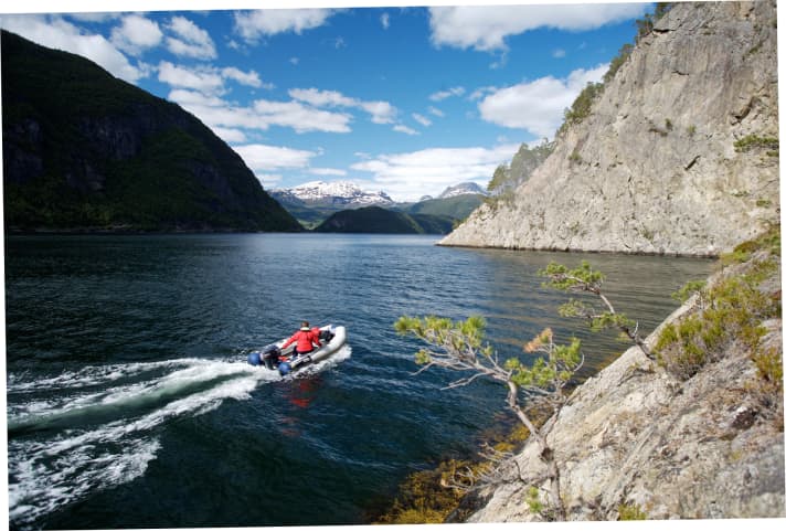   Mit unserem Schlauchboot fühlen wir uns manchmal sehr klein zwischen den hohen Fjordwänden.