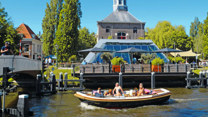 Das klassizistische Zijlpoort in Leiden. Im Stadttor ist jetzt eine Brasserie, die Tische direkt am Wasser bietet