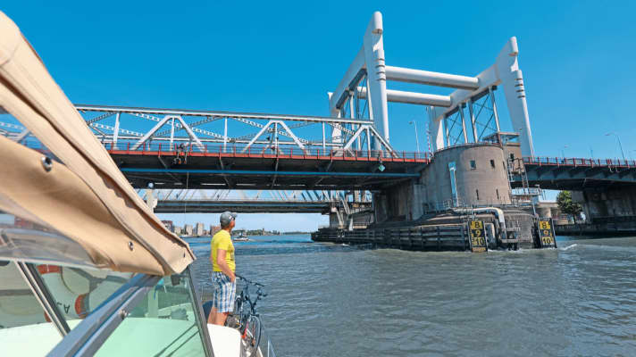 Doppelt über die Oude Maas in Dordrecht: vorn die Klappbrücke für den Straßenverkehr, hinten die Hubbrücke für die Schiene