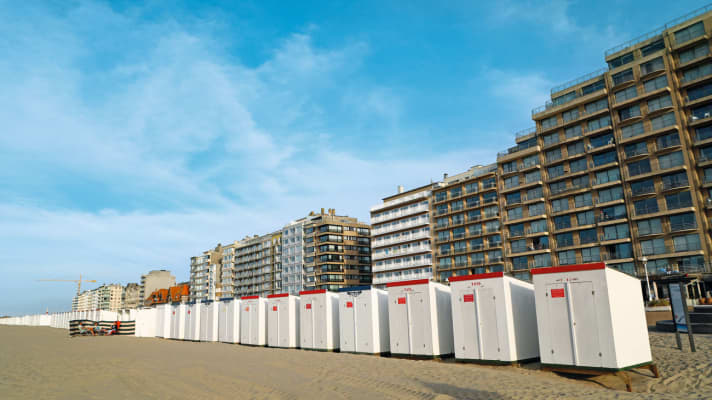 Strandpromenade von Nieuwpoort mit Badehäusern