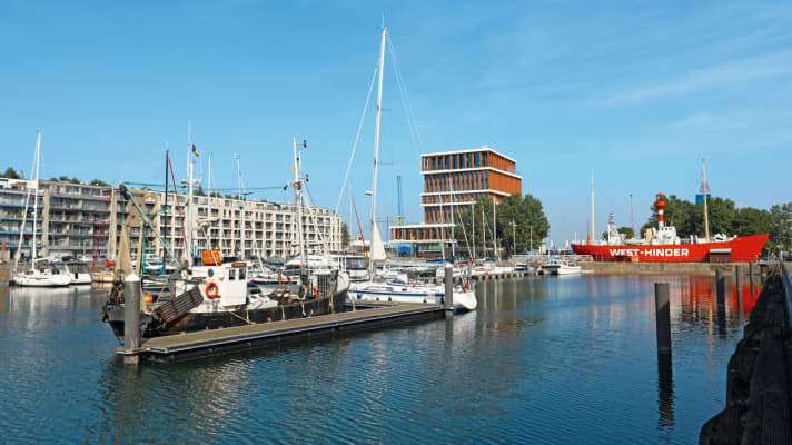 Inneres Ende der Westhinder Marina im gleichen Hafen, an Land das ehemalige Feuer-
schiff