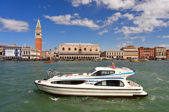   Stienerne Pracht, ruhige Natur: mit dem Charterboot unterwegs in der Lagune von Venedig
