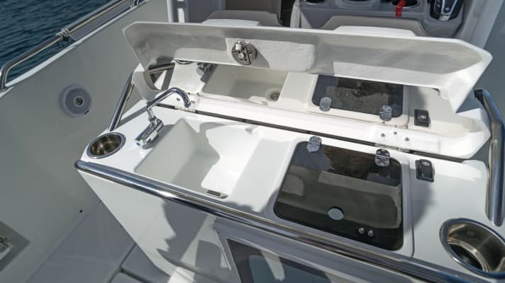 Den „Leaning Post“ (Doppelbank) gibt es in Kombination mit einer Cockpit-Galley, die Spüle, Wassersystem, Heckdusche, Kühlschrank (mit Zweitbatterie) und Abdeckplane beinhaltet