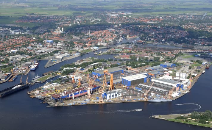 Emden Dockyard: Royal Huisman hat mit der Werft am Ems-Delta einen neuen Partner für ihre großen Refit-Projekte gefunden. Auf 300.000 Quadratmetern stehen mehrere große Hallen, Schwimmdocks, ein tiefes Hafenbecken und 1500 Meter Kai zur Verfügung. | g.