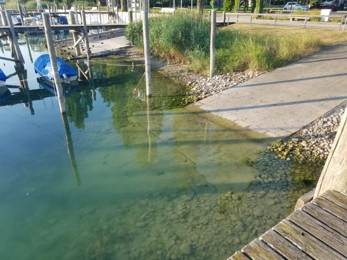 Im Yachthafen Reichenau steht das Wasser schon am Ende der Slipbahn