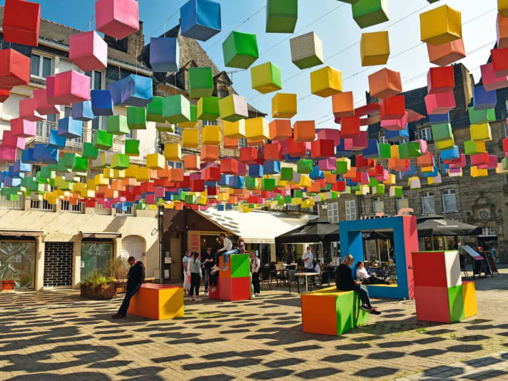 Der farbenfroh dekorierte Marktplatz in der Kleinstadt Pontivy