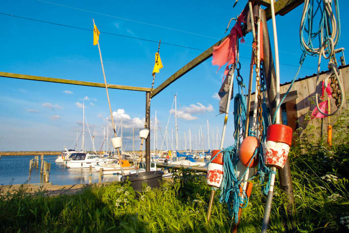 Der Sportboothafen ist mit Feststegen und Pfahlboxen ausgestattet