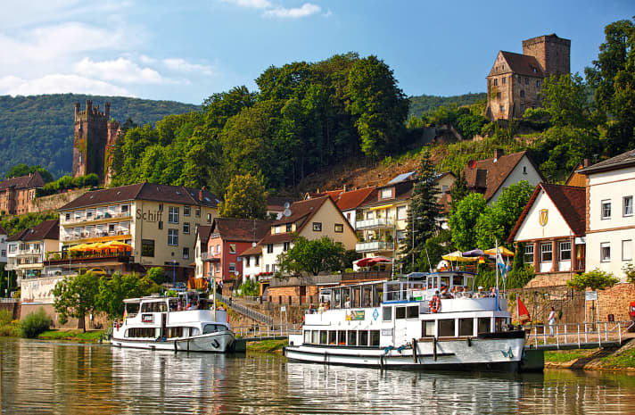   Burgen und Weinberge: Auch in Neckarsteinach können Sportboote festmachen.