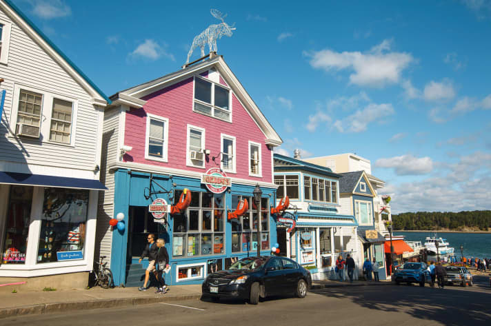 Ein Elch auf dem Dach und Hummerscheren an der Fassade, damit auch die Kreuzfahrtpassagiere sofort merken, dass sie in Maine gelandet sind. Die High Street von Bar Harbor