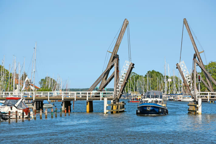 Geöffnete Klappbrücke mit Liegeplätzen auf beiden Ufern