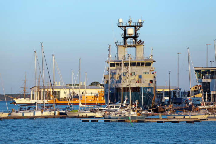 Gasthafen von Karlskrona, ein Schiff der Küstenwache und das weiße Gebäude des Marinemuseums