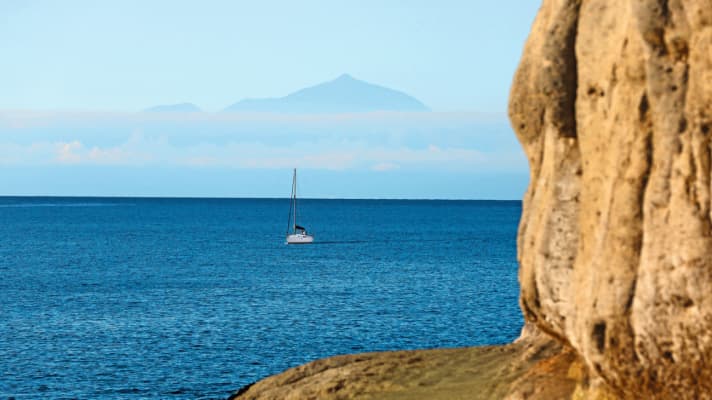 Blick von Puerto de Mogán hinüber zur Nachbarinsel Teneriffa