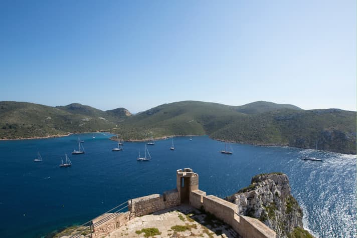 In der Bucht von Cabrera ankerten die elf an der Regatta teilnehmenden Yachten. | n.