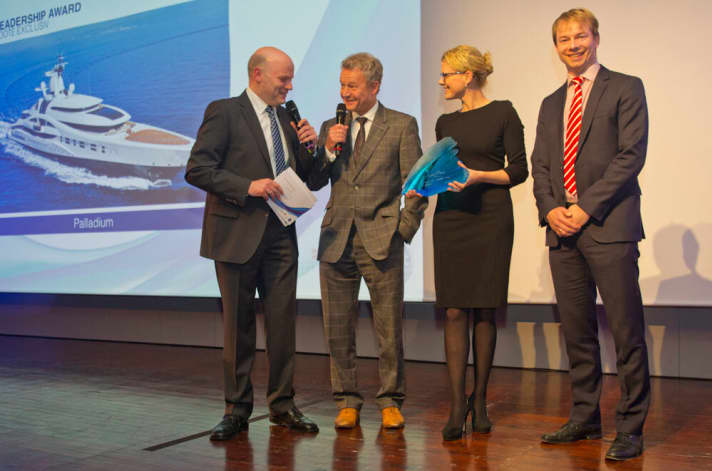 Award-Verleihung: Dr. Herbert Aly (2.v.l.) nimmt den Preis entgegen. Rechts BOOTE EXCLUSIV-Chef Marcus Krall. | l.