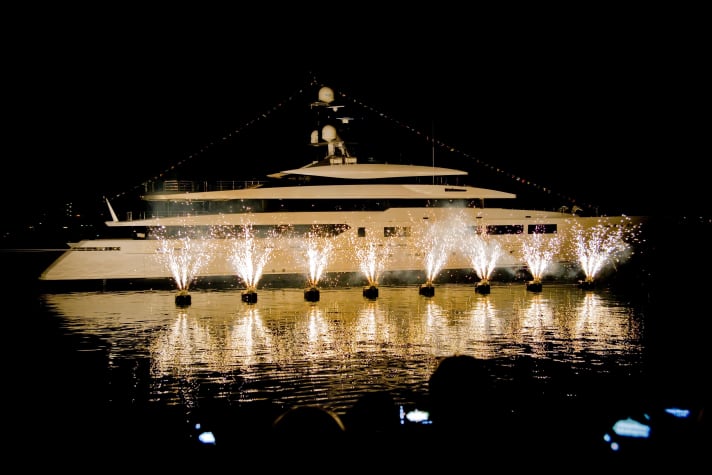 Stapellauf-Zeremonie in Genua: Tankoa Yachts ließ mit der 69,30 Meter langen "Suerte" ihre erste Yacht zu Wasser und feierte zu diesem Anlass auf dem Werftgelände mit 500 geladenen Gästen. Eine spektakuläre Lichtshow beendete den gelungenen Abend. | d.
