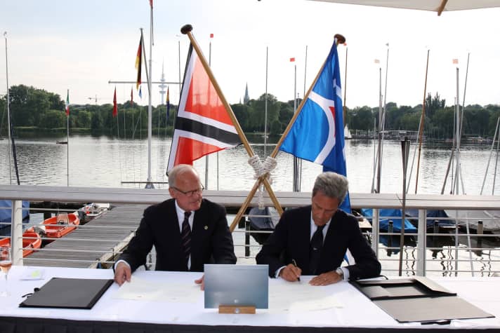 An der Außenalster: Andreas Christiansen (NRV, l.) und Riccardo Bonadeo (YCCS) besiegeln die Partnerschaft der beiden Clubs. | s.