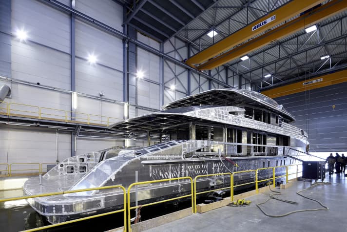 "Nova": Heesen fügte im Januar Rumpf und Aufbau der 50-Meter-Aluminium-Konstruktion zusammen. Die Yacht besitzt einen Fast-Displacement-Rumpf und erhält ein hybrides Antriebskonzept. In 2017 kann ein Eigner das Design von Omega Architects übernehmen. | n.