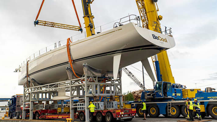 Gut zu erkennen: Festkiel, Doppelruder und das tiefe Unterwasserschiff. Nautor fertigt die Swan 98 in Finnland aus Vollkarbon. | n.