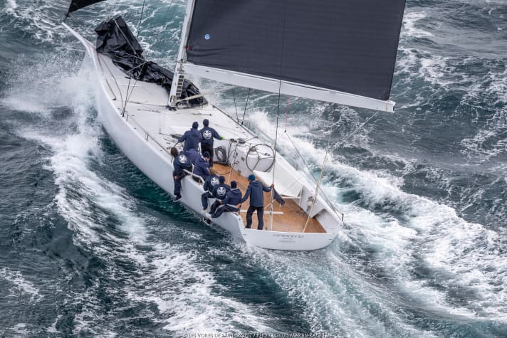 Im Vollglitsch: Der 60 Fuß lange Mani-Frers-Daysailer „Spectre“ stellt seine Regattaqualitäten unter Beweis. | s.