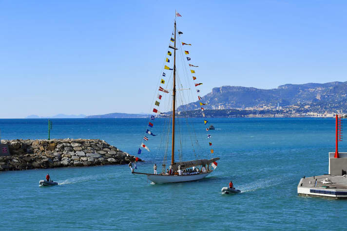 "Tuiga": Das Flaggschiff des Yacht Club de Monaco lief als erste Yacht in Cala del Forte ein. | n.