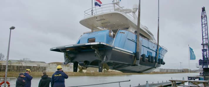 Am Kran: Van der Valk versah die Badeplattform mit Edelstahl-Details. | s.