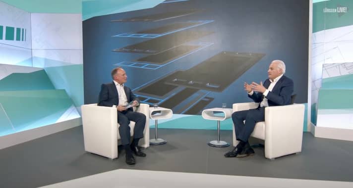 Informative Veranstaltung: Peter Lürßen erläutert die Funktionsweise von Freudenbergs Brennstoffzelle. Neben ihm sitzt der Moderator und Yachting-Youtuber David Seal. | l.