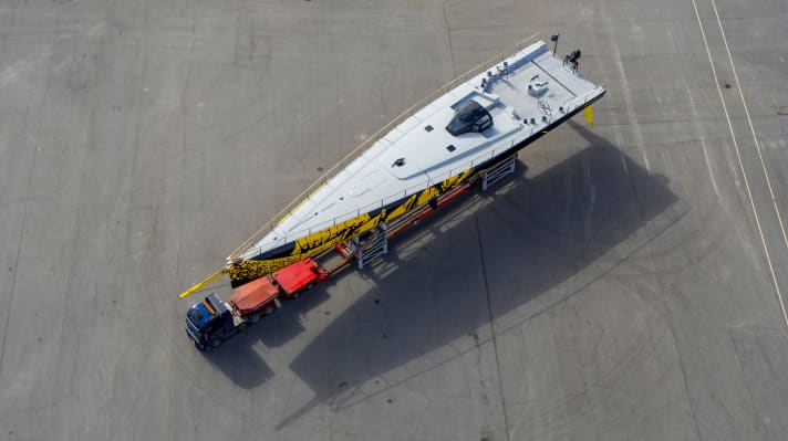 Radikalkonstruktion: Das Deckslayout des 38,10 Meter langen Supermaxis ist auf beste Arbeitsbedingungen für die Crew ausgelegt. Die Sprayhood ist fix. | x.