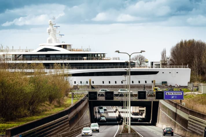 Der Weg ist das Ziel: Die 94 Meter lange „Viva“ auf dem Ringvaartaquaduct, das außerhalb von Oude Wetering über einer vierspurigen Autobahn verläuft. | t.