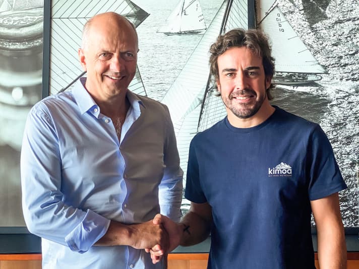 Handelseinig: Der zweifache Formel-1-Weltmeister Fernando Alonso und Sunreef-Gründer und -CEO Francis Lapp bei der Vertragsunterzeichnung in Monaco. | o.