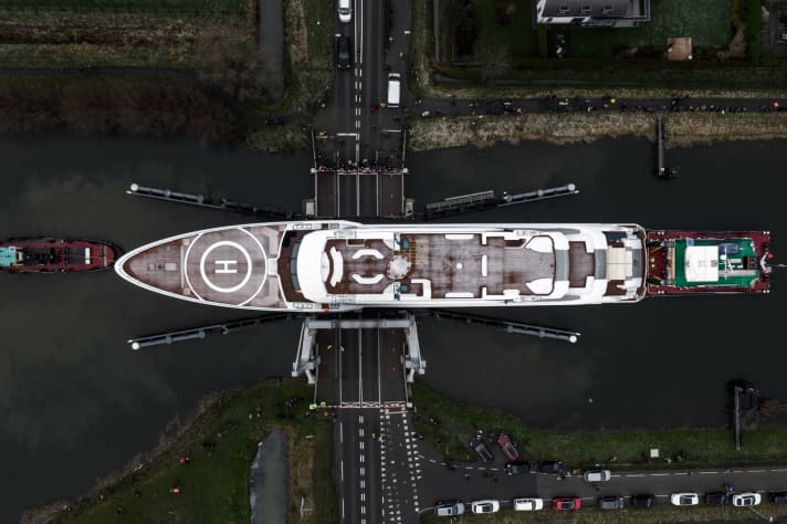 Enge Kiste: Das Winch-Design „Galactica“ wird durch eine der vielen Straßenbrücken der Niederlanden geschoben. | n.