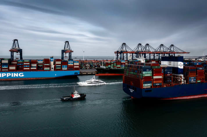 Spot the Yacht: Im Rotterdamer Hafen trafen „Lusine” und der globale Handel in Form von ULCVs (Ultra Large Container Vessels) aufeinander. | r.