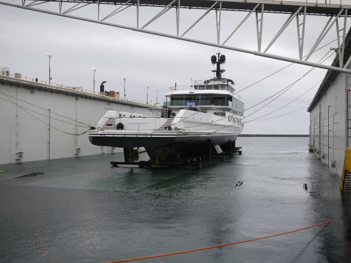 Das Schwimmdock nutzen eine Reihe von Werften, die im Henderson Maritime Complex angesiedelt sind.
