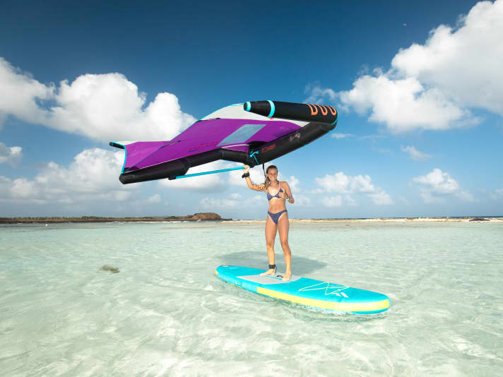 Longboards oder SUPs machen nicht nur für Anfänger Sinn. Bei sehr leichtem Wind laufen solch lange Bretter viel schneller als kurze Foilboards 