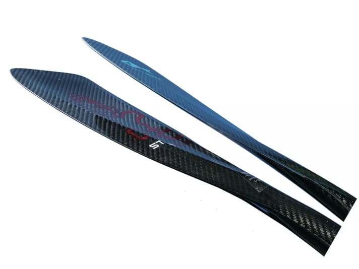3D-Paddel von Starboard (im Foto links) und nadeldünne Blades (wie bei Blackfish, rechts) finden sich im Test.